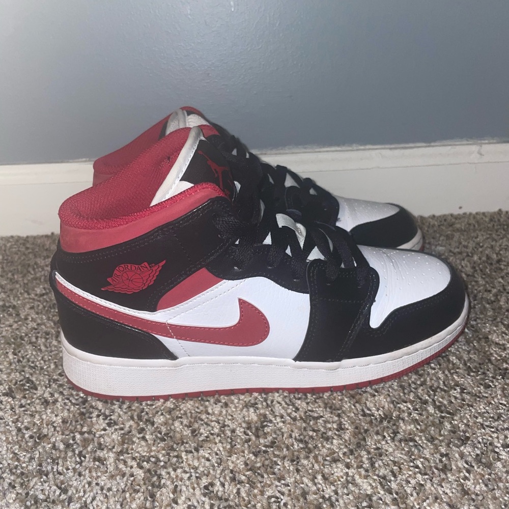 Air Jordan 1 Mid GS ‘Black Fire Red’